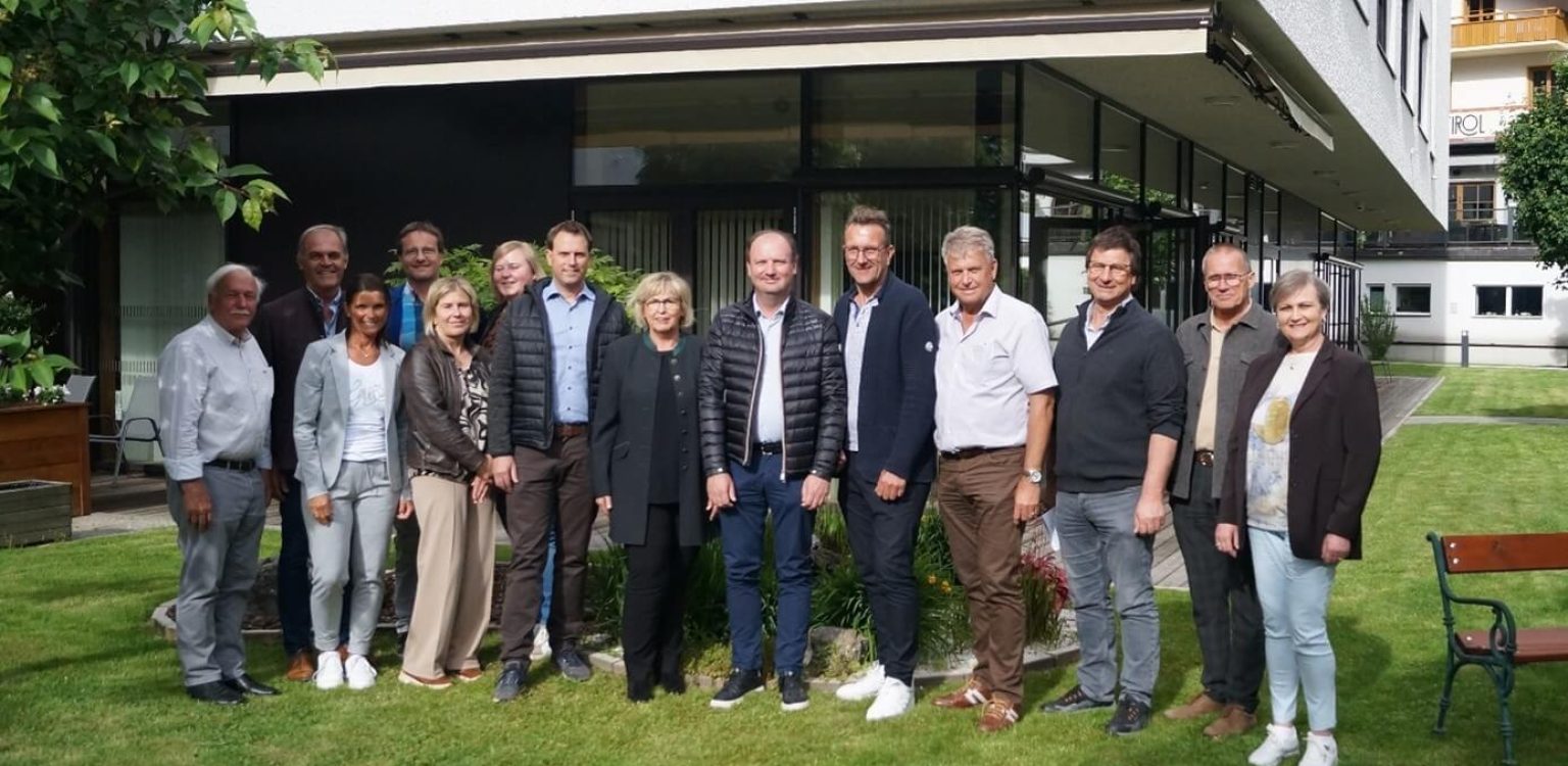 von links nach rechts: Kassier Werner Preschern, Bgm. Andreas Kröll, Finkenberg; ‚GF und Schriftführerin Tanja Gruber, Kassaprüfer Andreas Stöckl, Kassaprüferin Elfriede Klocker, PDL (alt) Julia Praxmarer, Obmann-Stv. Bgm. Simon Grubauer, Tux; Obfrau Maria Dollinger; Bgm. Hans Jörg Moigg, Mayrhofen; Bgm. Alexander Tipotsch, Hippach; Bgm. Franz Hauser, Schwendau; Bgm. Friedrich Steiner, Ramsau; Bgm. Dipl. Ing. Heinz Ebenbichler, Brandberg; Kassier Stv. Ingrid Frontull, es fehlen: Fraktionsvorsteher Rudolf Klausner, Ginzling;, Sprengelarzt Dr. Christian Schimanek, Schriftführer Stv. Maria Wechselberger